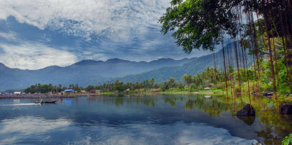 8 Danau Terindah di Indonesia, Pemandangan Alamnya Eksotis