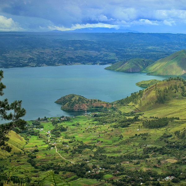 8 Danau Terindah di Indonesia, Pemandangan Alamnya Eksotis