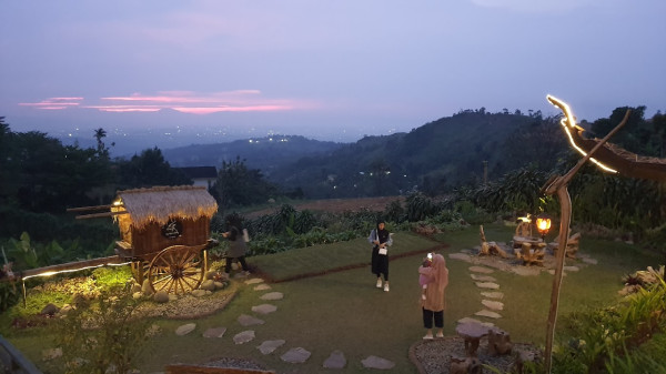 5 Rekomendasi Kafe di Sentul dengan View Gunung dan Sungai, Healing Santuy Sambil Kulineran