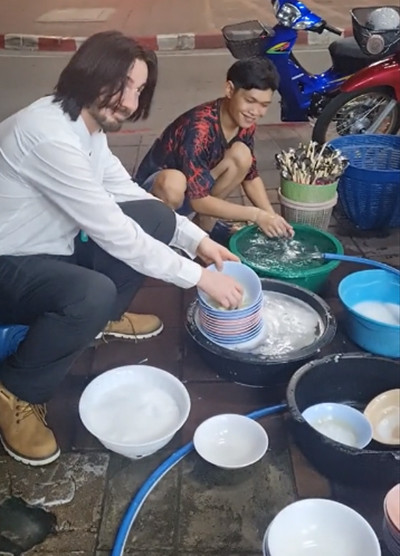 Viral! Pria Mirip Keanu Reeves Kerja Serabutan Cuci Piring hingga Jualan Keliling