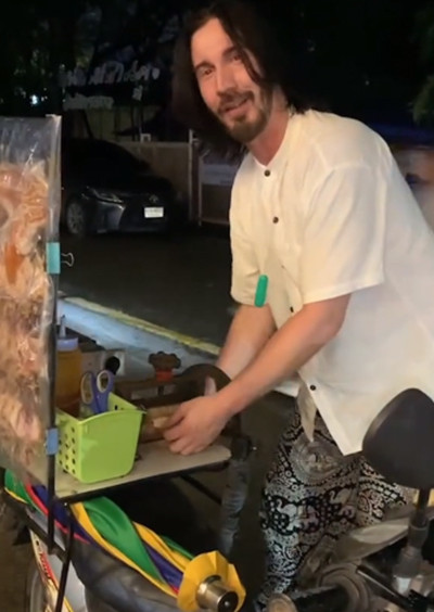 Viral! Pria Mirip Keanu Reeves Kerja Serabutan Cuci Piring hingga Jualan Keliling