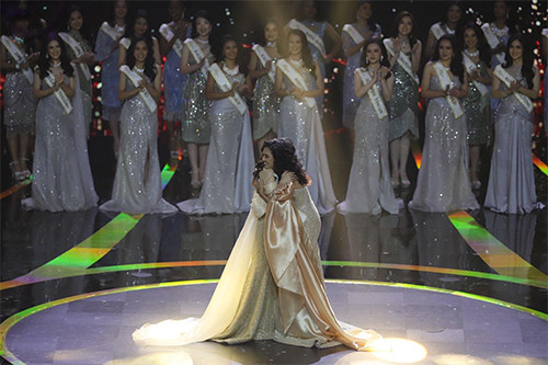 4 Potret Pemasangan Mahkota Miss Indonesia 2024 pada Monica Sembiring