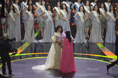 4 Potret Pemasangan Mahkota Miss Indonesia 2024 pada Monica Sembiring
