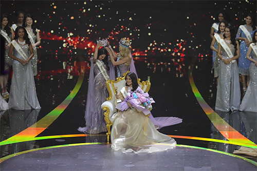 4 Potret Pemasangan Mahkota Miss Indonesia 2024 pada Monica Sembiring