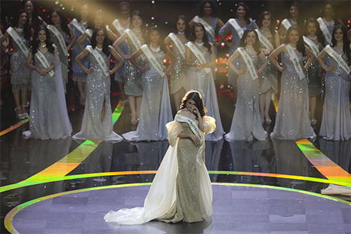 4 Potret Pemasangan Mahkota Miss Indonesia 2024 pada Monica Sembiring
