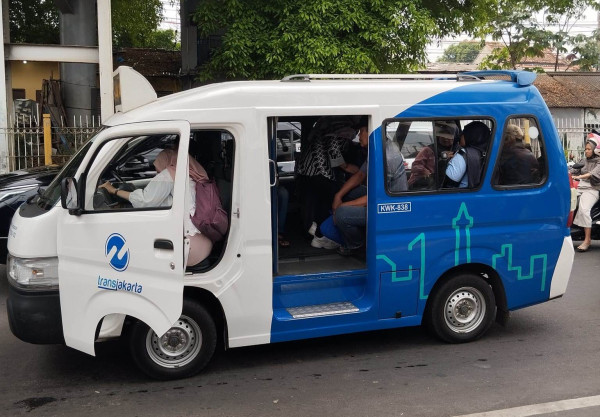 Tiga Kebiasaan Baik Penumpang Mikrotrans yang Layak Ditiru