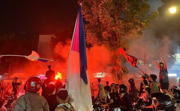 Rayakan Kemenangan Persib, Bobotoh dan Pj Gubernur Jabar Bersuka Cita