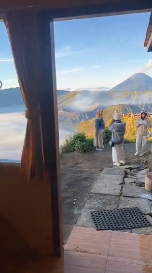 Viral! Warung di Atas Gunung Ini Hadirkan Pemandangan Terbaik Bromo dan Semeru