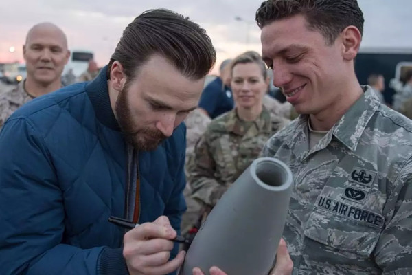 Viral Foto Chris Evans Menandatangani Bom Israel, Captain America Ini Buka Suara