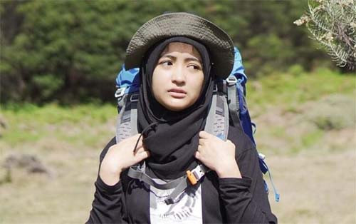 9 Artis Cantik Indonesia yang Hobi Naik Gunung