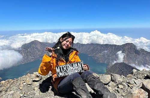 9 Artis Cantik Indonesia yang Hobi Naik Gunung