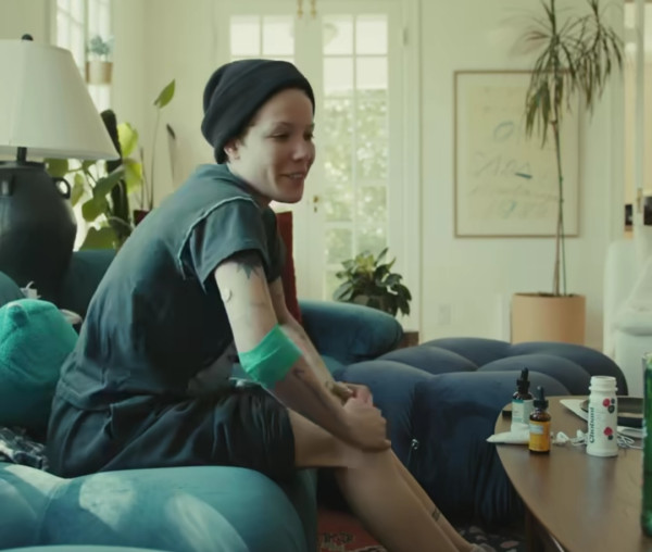 Penyanyi Halsey Idap Lupus dan Leukemia: Saya Beruntung Masih Hidup