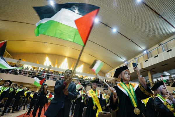 Keren, Ribuan Wisudawan UMY Serukan Kemerdekaan Palestina dan Kutuk Zionisme