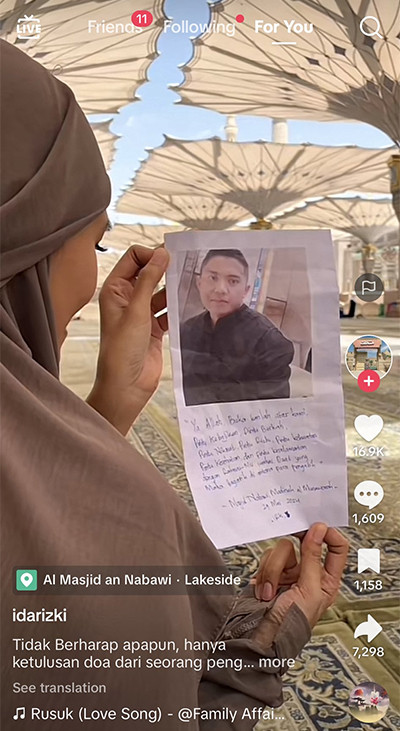 Viral! Aksi Jamaah Calon Haji Bawa Foto Mayor Teddy Berdoa agar Berjodoh, Panen Kritik