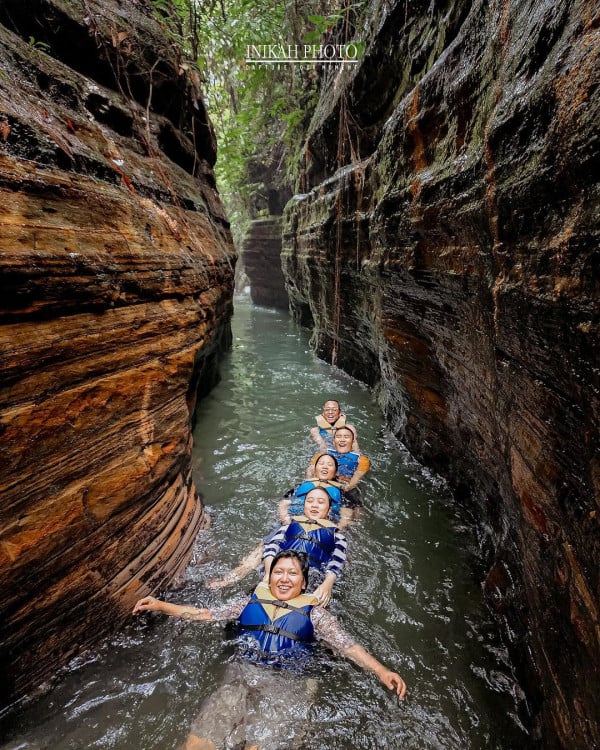 Menjelajahi Curug Putri Carita, Air Terjun Dekat Jakarta yang Mirip Grand Canyon