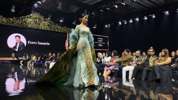 5 Desainer Indonesia Hiasi Red Carpet Gala dengan Gaun Batik yang Memukau