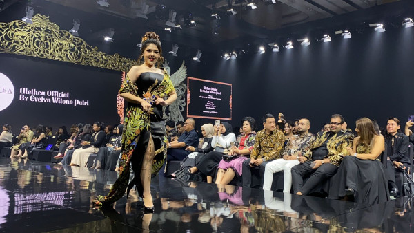 5 Desainer Indonesia Hiasi Red Carpet Gala dengan Gaun Batik yang Memukau