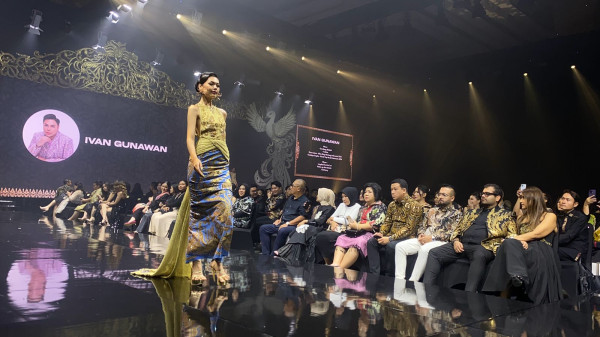 5 Desainer Indonesia Hiasi Red Carpet Gala dengan Gaun Batik yang Memukau