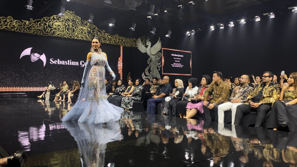 5 Desainer Indonesia Hiasi Red Carpet Gala dengan Gaun Batik yang Memukau