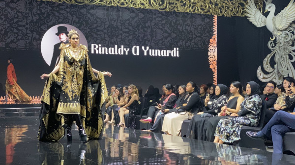 5 Desainer Indonesia Hiasi Red Carpet Gala dengan Gaun Batik yang Memukau