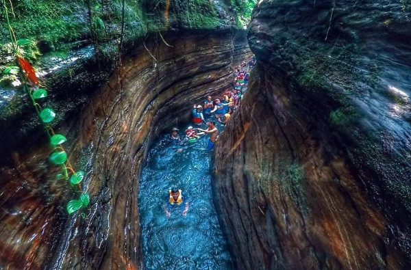 Menjelajahi Curug Putri Carita, Air Terjun Dekat Jakarta yang Mirip Grand Canyon