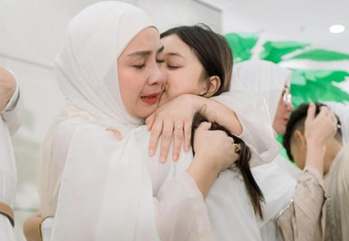 13 Artis Indonesia yang Melaksanakan Haji Furoda