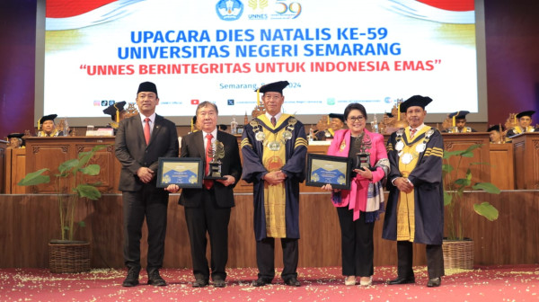 UNNES Anugerahi Upakarti Reksa Mrga-taru untuk Founder Taman Safari Indonesia