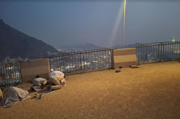 Mendaki Puncak Jabal Nur, Berziarah ke Gua Hira saat Maghrib