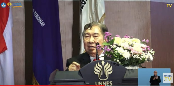 UNNES Anugerahi Upakarti Reksa Mrga-taru untuk Founder Taman Safari Indonesia