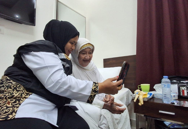 Memotret Kedekatan Petugas Haji Melayani Jemaah Lansia Non Mandiri