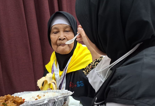 Memotret Kedekatan Petugas Haji Melayani Jemaah Lansia Non Mandiri