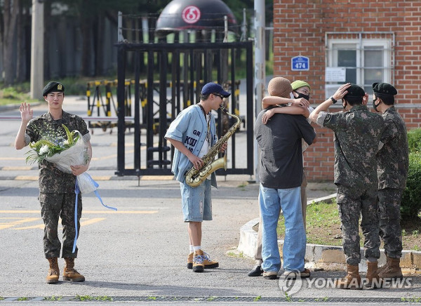 Foto-Foto Jin BTS Keluar Wamil, Menangis dan Disambut 5 Member