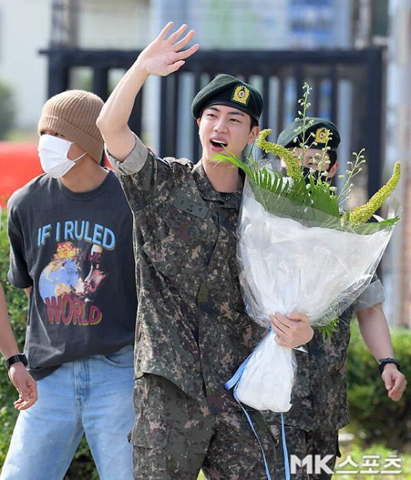 Foto-Foto Jin BTS Keluar Wamil, Menangis dan Disambut 5 Member