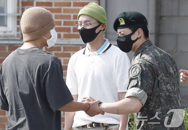 Foto-Foto Jin BTS Keluar Wamil, Menangis dan Disambut 5 Member