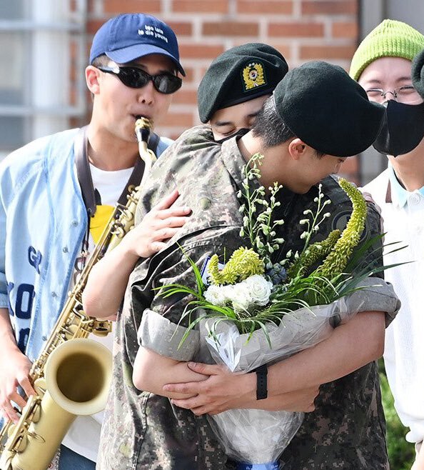 Foto-Foto Jin BTS Keluar Wamil, Menangis dan Disambut 5 Member