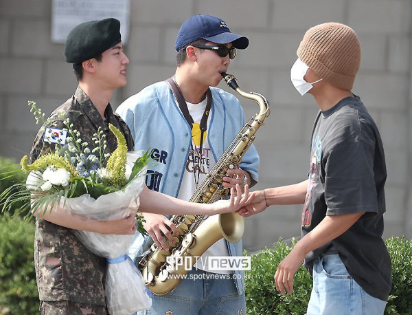 Foto-Foto Jin BTS Keluar Wamil, Menangis dan Disambut 5 Member
