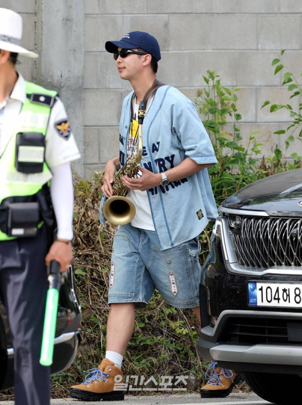 Foto-Foto Jin BTS Keluar Wamil, Menangis dan Disambut 5 Member