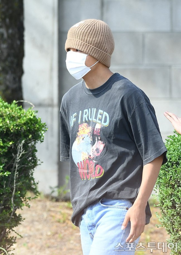 Foto-Foto Jin BTS Keluar Wamil, Menangis dan Disambut 5 Member