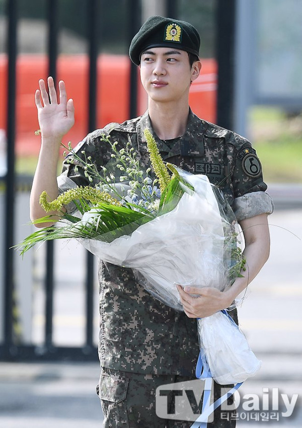 Foto-Foto Jin BTS Keluar Wamil, Menangis dan Disambut 5 Member