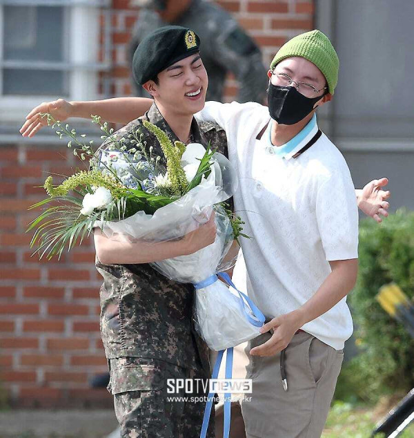 Foto-Foto Jin BTS Keluar Wamil, Menangis dan Disambut 5 Member