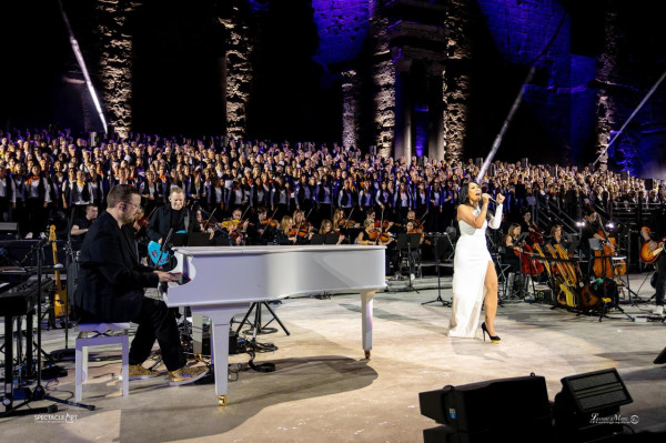 Anggun Sukses Gelar Konser di Situs Warisan Dunia UNESCO, Diiringi Lebih dari 2.000 Paduan Suara