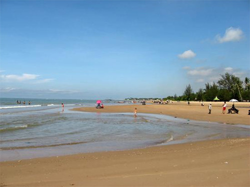 7 Rekomendasi Pantai di Kalimantan, Nomor 4 Nuansanya Paling Romantis