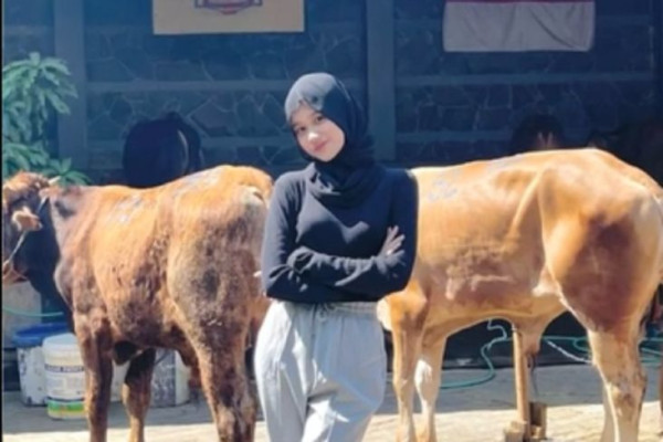 Kisah Azhrya Rana, Lulusan Universitas Jepang Viral Jualan Sapi dan Kambing demi Cuan!
