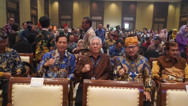 Berhasil Revitalisasi Bahasa Daerah, Pemkab Barito Utara Terima Penghargaan dari Nadiem Makarim