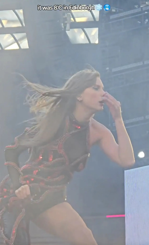 Jorok! Taylor Swift Kepergok Mengelap Ingus ke Baju saat Konser