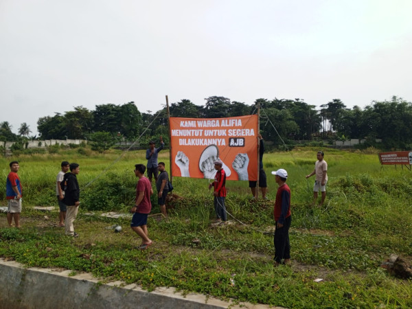 Warga Perumahan Cluster Grand Alifia Pasang Spanduk Protes
