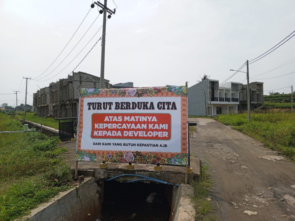 Warga Perumahan Cluster Grand Alifia Pasang Spanduk Protes