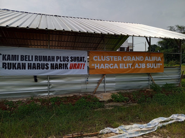 Warga Perumahan Cluster Grand Alifia Pasang Spanduk Protes