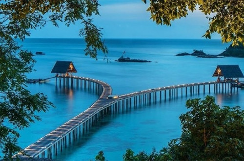 8 Rekomendasi Tempat Staycation dengan Panorama Alam Terbaik di Luar Jawa