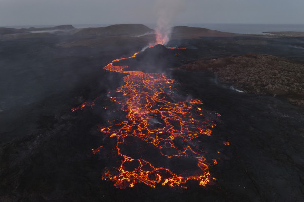 Viral Video Drone Perlihatkan Jalanan Islandia Hilang Ditelan Muntahan Lava